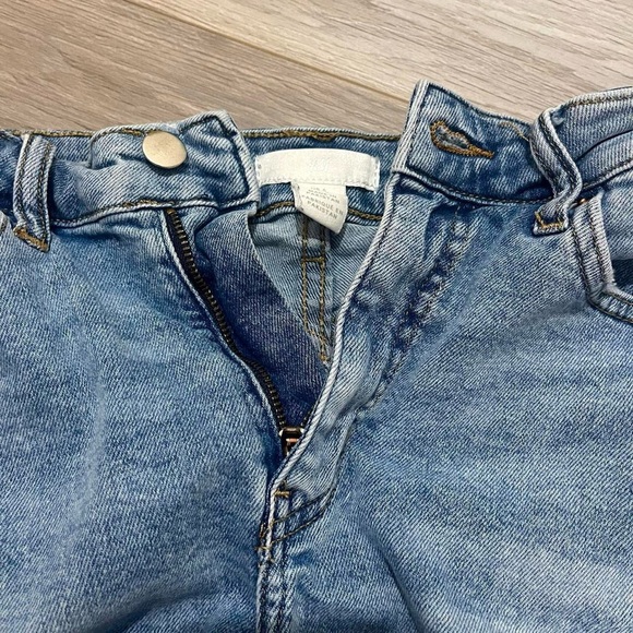 H&M Distressed High-Rise Jean Shorts size 6 - Picture 6 of 8